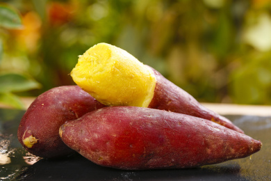 黑石板上放着蒸熟的小香薯