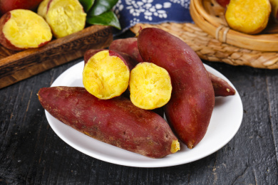 木底上放着一碟蒸熟的天目山小香薯