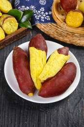 木底上放着一碟蒸熟的天目山小香薯