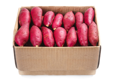 白底上放着一箱新鲜的小香薯