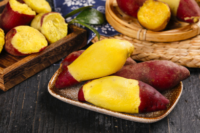 木底上放着一碟蒸熟的小香薯