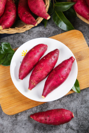 木板上放着一盘天目山小香薯