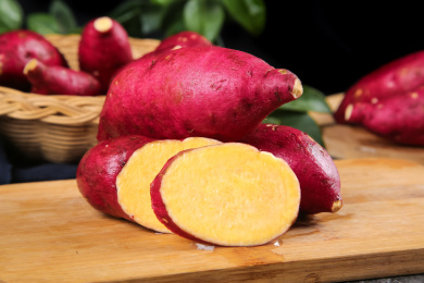 木板上放着切开的新鲜小香薯