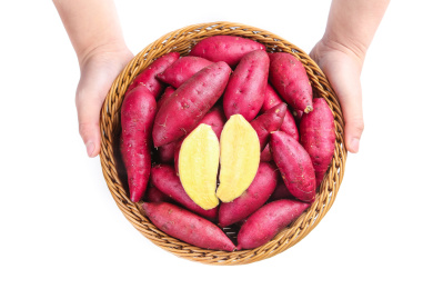 白底上手捧着一篮天目山小香薯