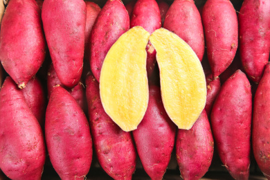 白底上放着一箱新鲜小香薯