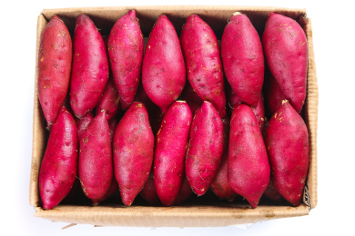 白底上放着一箱小香薯