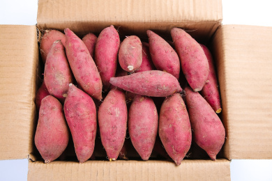 白底上放着一箱小香薯