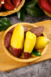 木底上放着一篮蒸熟的小香薯