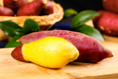 木底上放着一堆蒸熟的天目山小香薯