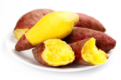 白底上放着一碟蒸熟的天目山小香薯