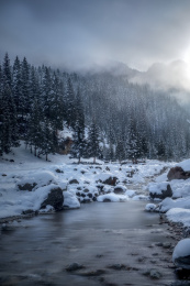 中国新疆天山公路冰沟河的晨雾
