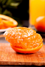 木底上的沃柑果肉