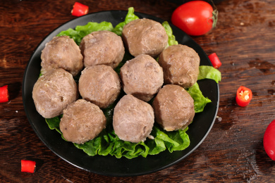 木底上放着一盘牛筋丸