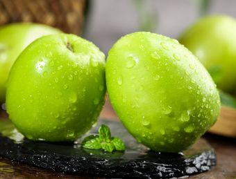 黑石板上的牛奶大青枣