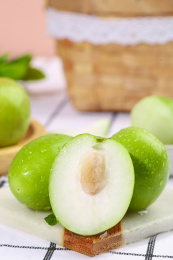 石板上的牛奶枣