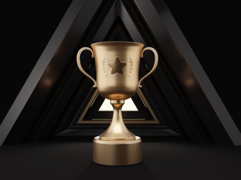 三角背景中的3D金色荣誉尊贵奖杯