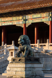 黄昏时刻的中国北京故宫太和门铜狮