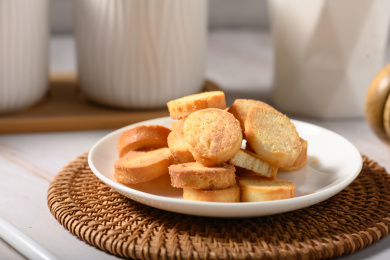 桌面上的盘子里的美味可口的香靠馍片
