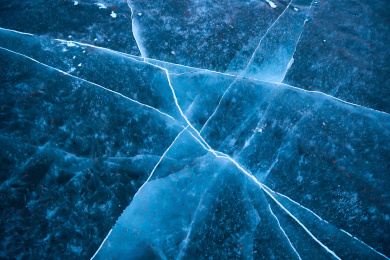 冬天冻结的湖面冰层花纹