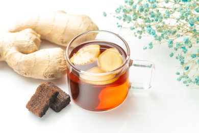 一杯姜糖水与生姜红糖特写