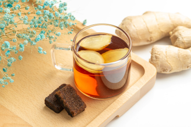 一杯姜糖水与生姜红糖特写