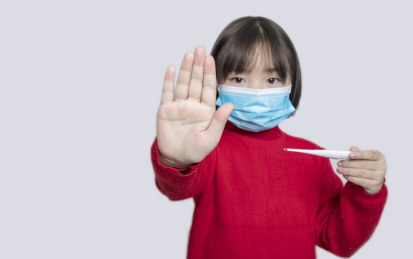 戴着口罩的亚洲小女孩