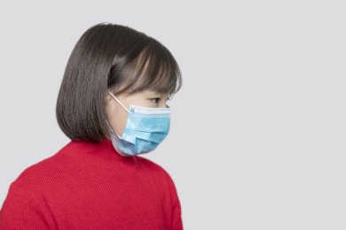 戴着口罩的亚洲小女孩