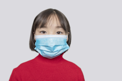 戴着口罩的亚洲小女孩
