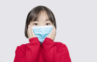 戴着口罩的亚洲小女孩