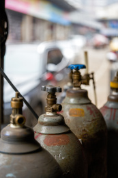 焊接使用的乙炔气钢瓶特写