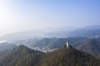 中国浙江省杭州市建德梅城镇沿江风光航拍
