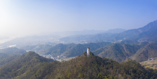 中国浙江省杭州市建德梅城镇沿江风光航拍