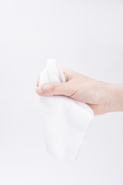 模特手握手捏纸巾湿巾白底素材