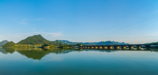 中国浙江杭州临安区青山湖公园青山湖大桥 