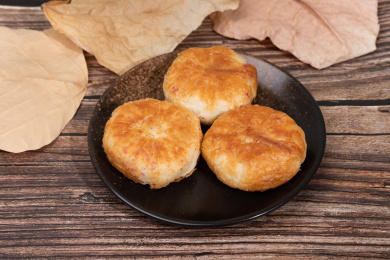 碟子里的糖心油酥饼