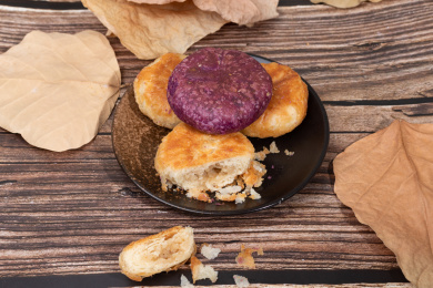 碟子里的糖心油酥饼