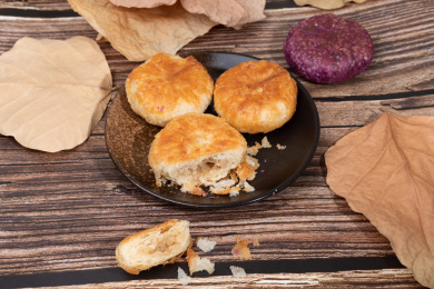 碟子里的糖心油酥饼