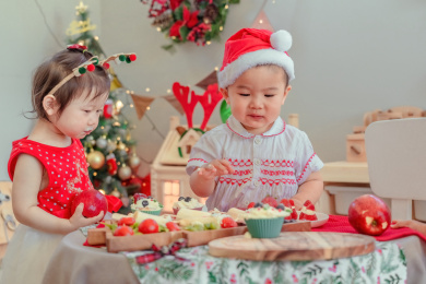 两个享受圣诞美食的小孩