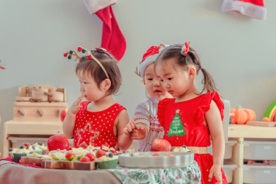享受美食的快乐圣诞宝贝