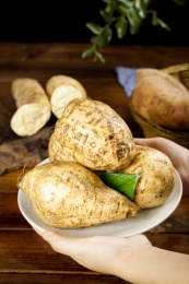 手里端着一盘白薯