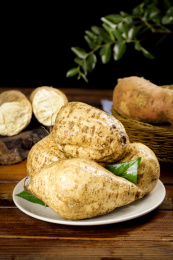 木底上放着一盘田薯