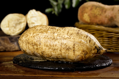 黑石板上的白皮番薯