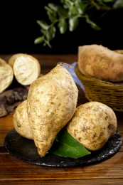 黑石板上的白皮番薯