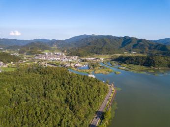 航拍中国浙江省宁波市东钱湖景区风光