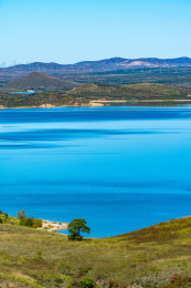 蓝天下的内蒙古多伦湖自然景观