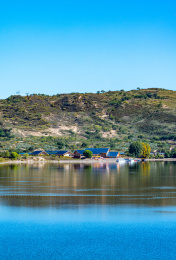 蓝天下的内蒙古多伦湖自然景观