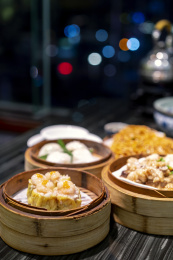餐桌上各式各样的港式点心