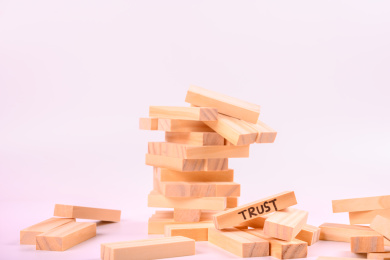 白色背景上拼起来的叠叠乐积木