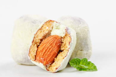 白底上放着切开的巴旦木奶枣