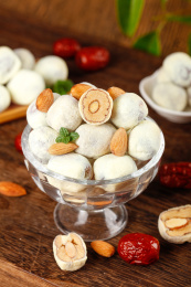 木底放着一杯奶枣